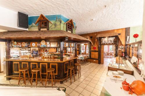 ein Restaurant mit einer Bar mit Hockern in einem Zimmer in der Unterkunft Tonis Tenne in Eschbach