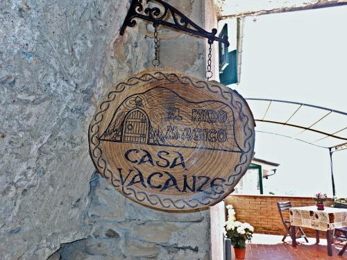 a sign on the side of a building at Il Nido Magico Incanto e magia nel borgo antico in Calice al Cornoviglio