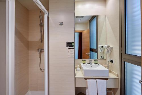 uma casa de banho com um lavatório e um espelho em Doña Lola em Castellón de la Plana