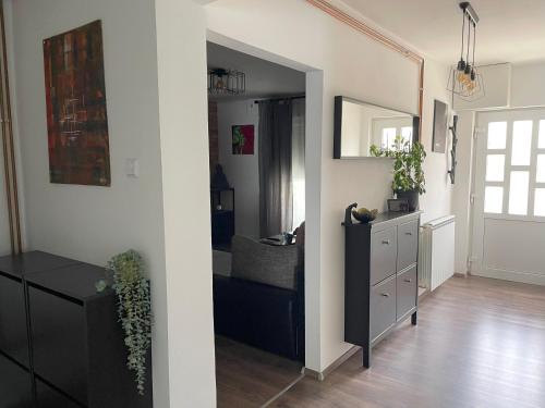 een woonkamer met een bank en een spiegel bij B&D in Novi Vinodolski
