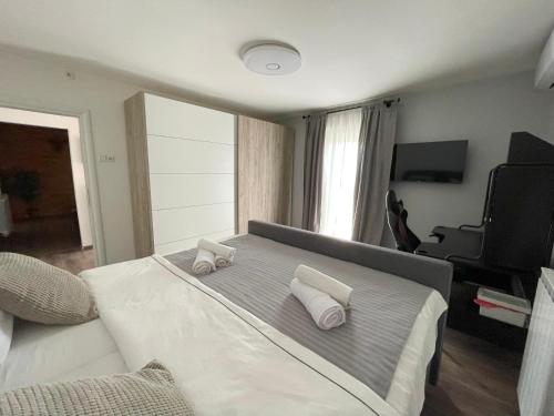 een slaapkamer met een bed met twee handdoeken erop bij B&D in Novi Vinodolski
