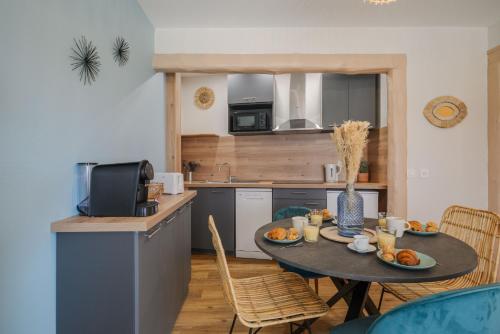 a kitchen with a table with fruit on it at Cosy Morning - L'Azur - Plage 100mètres in Cagnes-sur-Mer
