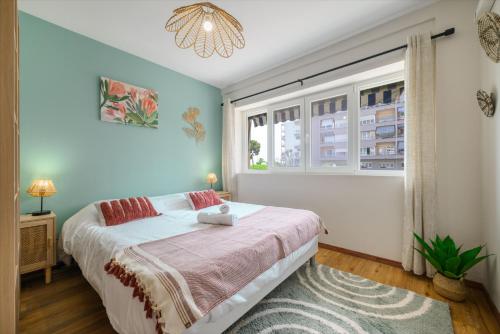 a bedroom with a large bed and a window at Cosy Morning - L'Azur - Plage 100mètres in Cagnes-sur-Mer