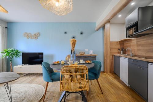 une cuisine et une salle à manger avec une table et des chaises dans l'établissement Cosy Morning - L'Azur - Plage 100mètres, à Cagnes-sur-Mer