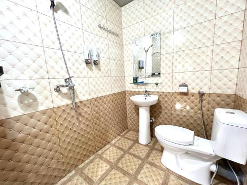 a bathroom with a toilet and a sink at A Sính Homestay in Ha Giang