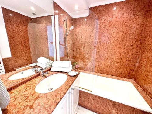 łazienka z 2 umywalkami i prysznicem w obiekcie Panoramic sea view penthouse with jacuzzi and 450 sqm terrace w mieście Antibes