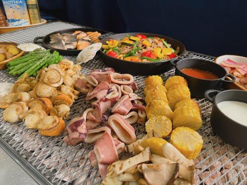 uma bandeja de alimentos com diferentes tipos de alimentos em Tenza Hotel & SKYSPA at Sapporo Central em Sapporo