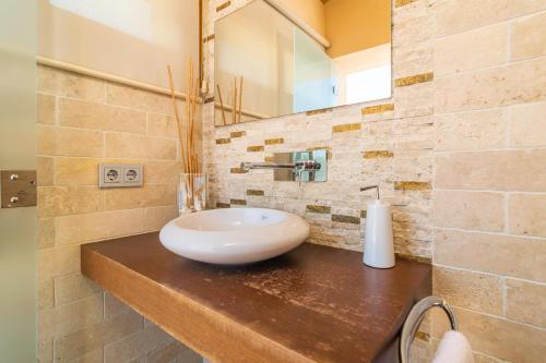 uma casa de banho com um lavatório branco num balcão em Son Morei de Ses Penyes em Muro