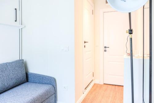 een woonkamer met een blauwe bank en een deur bij Elegant Studio Flat 5 min to Moda Shore in Istanbul