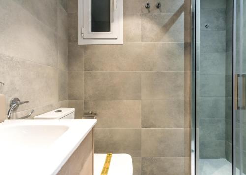 een badkamer met een douche, een toilet en een wastafel bij Bright Modern - 2Bedrooms 1Bathroom - Delicias in Madrid