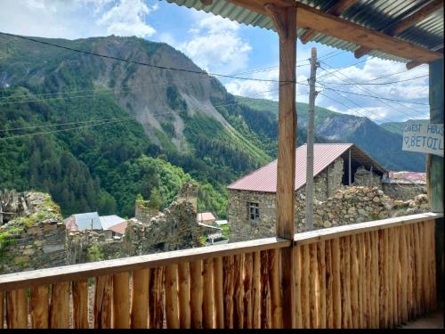 een houten balkon met uitzicht op een berg bij guest house "BETQIL" adishi in Adishi