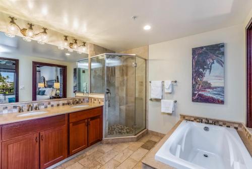 Koupelna v ubytování Waipouli Beach Resort Royal Penthouse Oceanfront Jewel A Building - Best of the Best! AC Pool