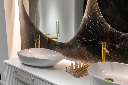 baño con 2 lavabos y espejo grande en Srebrna Luxury Apartments - willa fabrykancka en Lodz