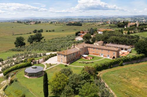 una vista aérea de un gran edificio de ladrillo en un campo en Agriturismo S.Angelo, en Foiano della Chiana