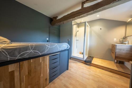 um quarto com uma cama em cima de um balcão em Le domaine du coudret em Saintes