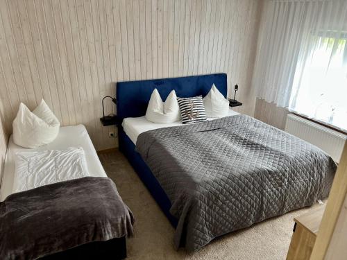 ein Hotelzimmer mit 2 Betten und einem Fenster in der Unterkunft Bungalow in Gager