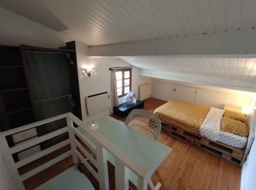 une chambre avec un lit et une table dans une pièce dans l'établissement Maison cosy en hyper-centre, à Agen