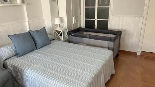 a bedroom with a bed and a window at Acogedor estudio entrada independiente junto playa in El Puerto de Santa María