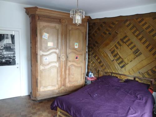 een slaapkamer met een houten bed en een houten deur bij ImpactHorizon in Brussel