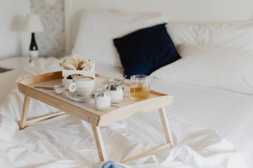 En eller flere senge i et værelse på Cardo Boutique&Wine Resort