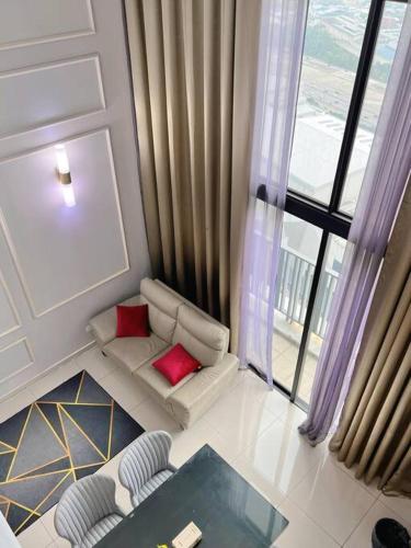 un soggiorno con divano e finestra di Cozy Staycation @ ICITY near SOGO & Central I-City a Shah Alam