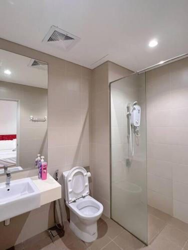 e bagno con servizi igienici, lavandino e doccia. di Cozy Staycation @ ICITY near SOGO & Central I-City a Shah Alam