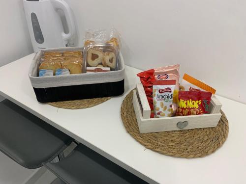 un bancone con due scatole di snack su un tavolo di Casa Paradiso a Napoli