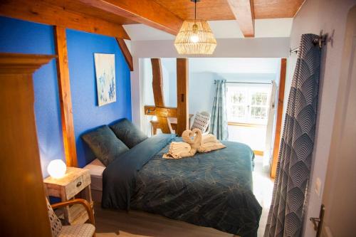 Un dormitorio con una cama con un osito de peluche. en Gîte „La maison des épices“, en Kintzheim