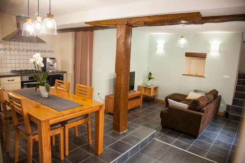 une cuisine et un salon avec une table et un canapé dans l'établissement Gîte „La maison des épices“, à Kintzheim