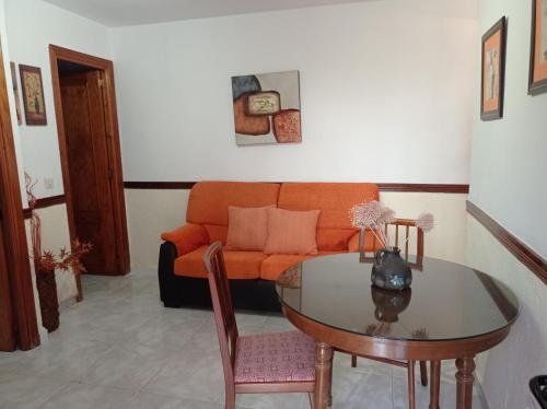 sala de estar con sofá y mesa en El Olivar, en La Adrada