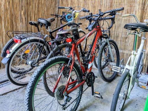 um grupo de bicicletas estacionadas ao lado de uma cerca em Re-Born Hostel em Timisoara
