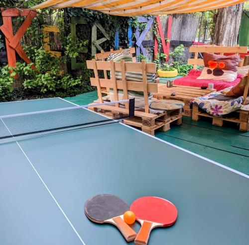 - une table de ping-pong avec 2 skateboards dans l'établissement Re-Born Hostel, à Timişoara