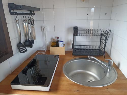 a kitchen counter with a sink in a kitchen at La galeria de dalt in Rupiá