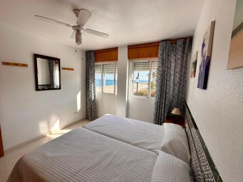 A bed or beds in a room at La Vela Playa 2