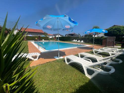 The swimming pool at or close to Complejo la Regalina