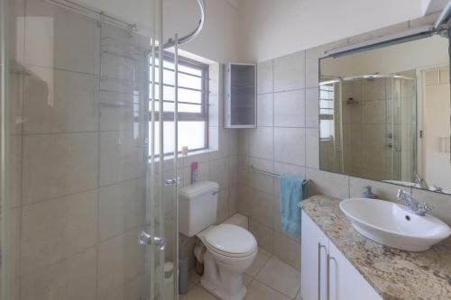 ein Bad mit einem WC, einem Waschbecken und einer Dusche in der Unterkunft Awesome Views & Beach Proximity in Cape St Francis