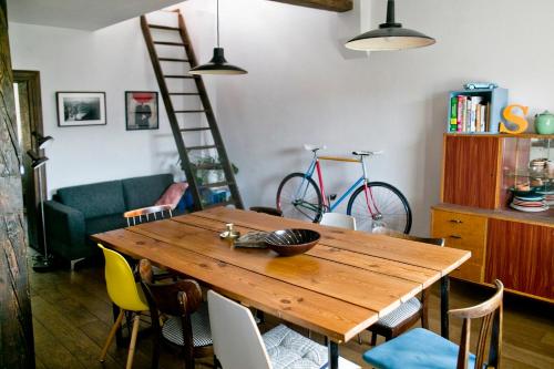 een eetkamer met een houten tafel en een fiets bij Stylowy, przestronny apartament 80m2 na zielonej ulicy w centrum in Wrocław