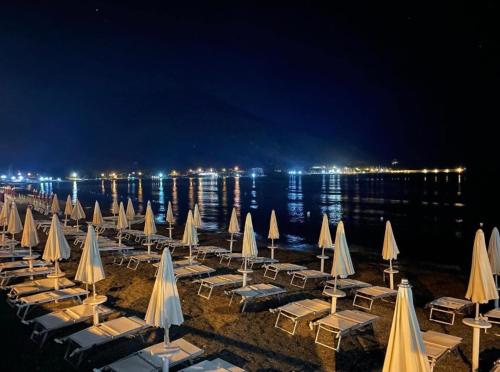 un mucchio di sedie e ombrelloni su una spiaggia di notte di B&B Mast’ Nicola a Sapri