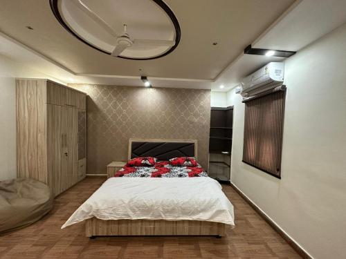 Postel nebo postele na pokoji v ubytování SunRays - Unique 3BHK in the Heart of the City