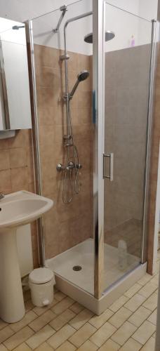 y baño con ducha, aseo y lavamanos. en Studio Bis Proche centre ville et Canal à Montargis, en Montargis