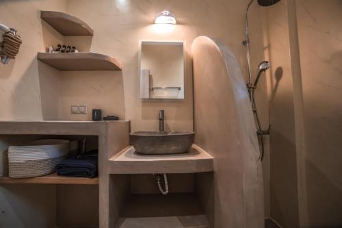 a bathroom with a sink and a shower at Epithea Suites Kythnos 3 με ιδιωτική πισίνα in Kithnos