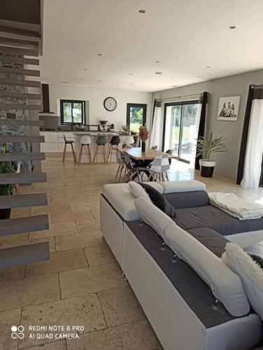 un salon avec deux canapés et une salle à manger dans l'établissement Villa llolan, à Saint-Rémy-de-Provence