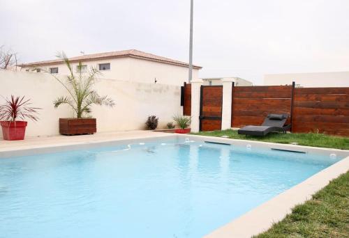 une grande piscine bleue dans une cour dans l'établissement Villa llolan, à Saint-Rémy-de-Provence