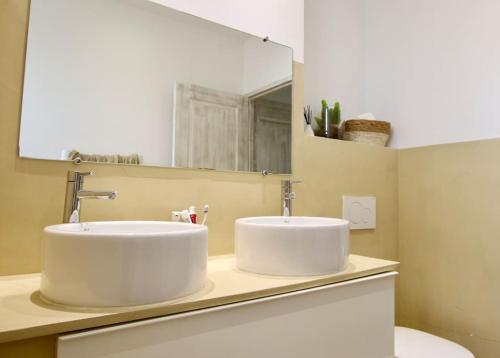 une salle de bain avec un lavabo blanc et un miroir dans l'établissement Villa llolan, à Saint-Rémy-de-Provence