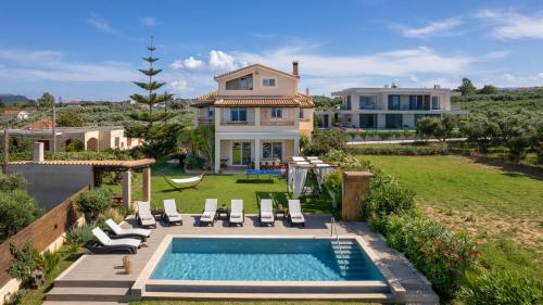 une villa avec une piscine et une maison dans l'établissement Sea Breeze Villa, à Tsilivi
