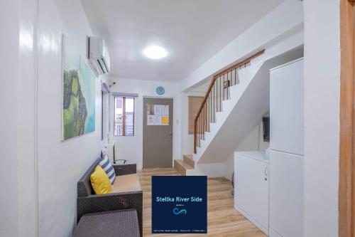 Televisyen dan/atau pusat hiburan di Stellka cheerful 2BR townhouse near the beach and city