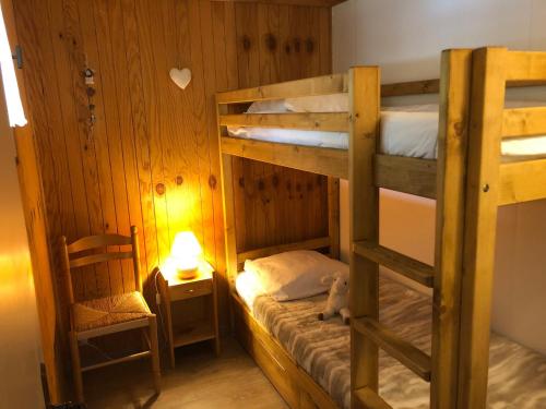 巴斯洛內特的住宿－Chalet Barcelonnette, 4 pièces, 6 personnes - FR-1-165A-145，一间卧室配有两张双层床和一盏灯。