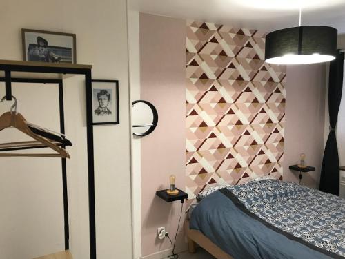 - une chambre avec un mur en bois et un lit dans l'établissement Appartement atypique proche theatre place ducale, à Charleville-Mézières
