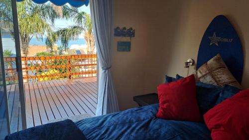 En eller flere senge i et værelse på The Deck