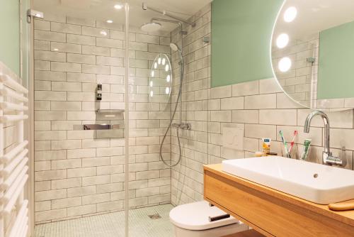 uma casa de banho com um WC, um lavatório e um chuveiro em harry's home hotel & apartments em Berlim